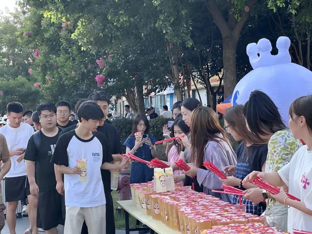 沁爽一夏·關(guān)愛同行 | 千杯冰飲送清涼，致敬高溫下的堅(jiān)守